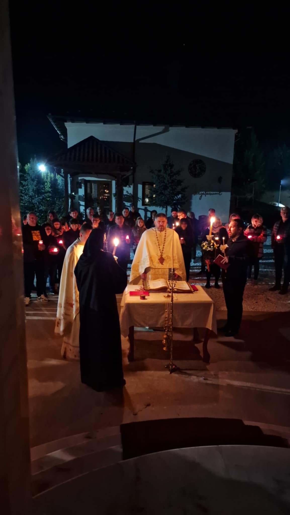 „Intrați toți întru bucuria Domnului nostru” – Cuvântul Sf. Ioan Gură de Aur citit în noaptea de Înviere